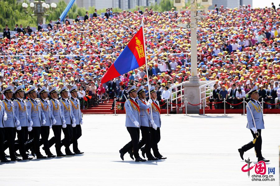  9月3日，中國人民抗日戰(zhàn)爭(zhēng)暨世界反法西斯戰(zhàn)爭(zhēng)勝利70周年紀(jì)念大會(huì)在北京隆重舉行，有11個(gè)國家派方隊(duì)、6個(gè)國家派代表隊(duì)來華參加閱兵。圖為蒙古國武裝力量方隊(duì)通過天安門廣場(chǎng)。中國網(wǎng)記者 楊佳攝 