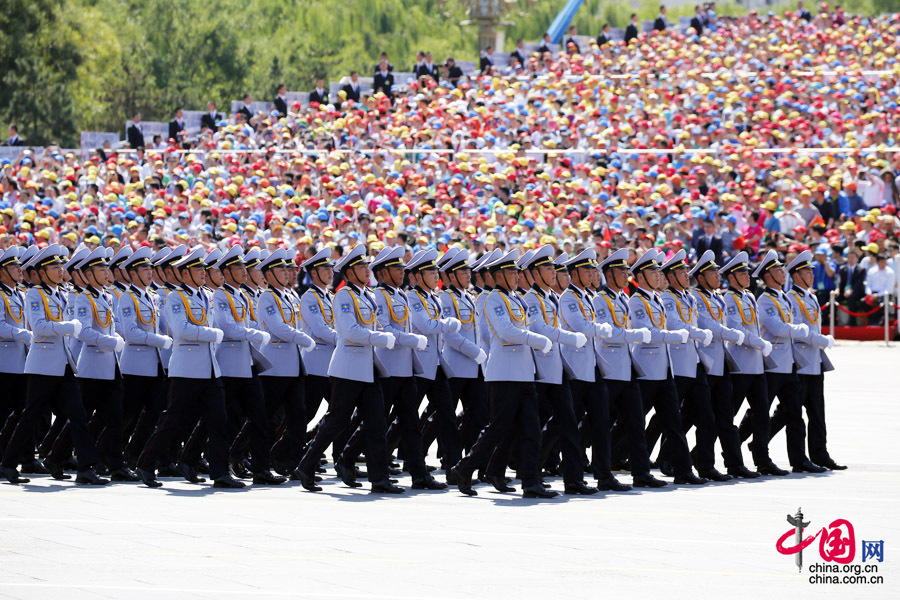  9月3日，中國人民抗日戰(zhàn)爭暨世界反法西斯戰(zhàn)爭勝利70周年紀(jì)念大會在北京隆重舉行，有11個(gè)國家派方隊(duì)、6個(gè)國家派代表隊(duì)來華參加閱兵。圖為蒙古國武裝力量方隊(duì)通過天安門廣場。中國網(wǎng)記者 楊佳攝