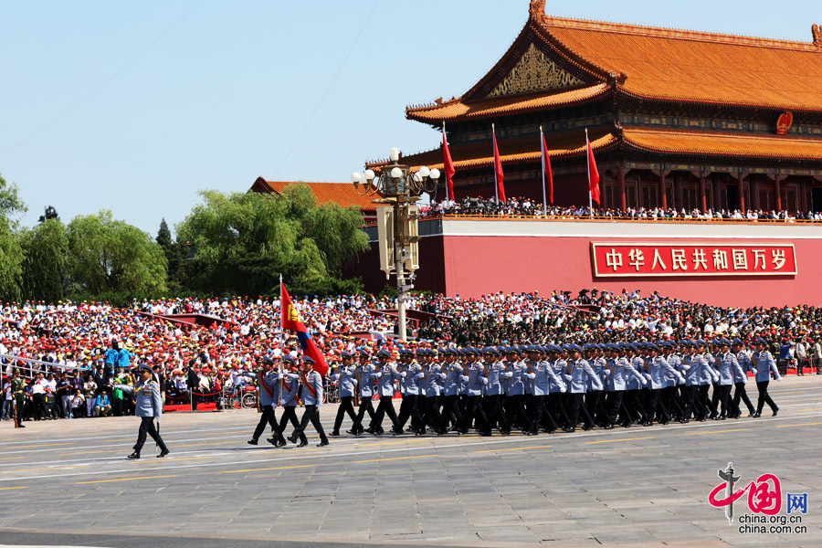 9月3日，中國(guó)人民抗日戰(zhàn)爭(zhēng)暨世界反法西斯戰(zhàn)爭(zhēng)勝利70周年紀(jì)念大會(huì)在北京隆重舉行，有11個(gè)國(guó)家派方隊(duì)、6個(gè)國(guó)家派代表隊(duì)來(lái)華參加閱兵。圖為蒙古國(guó)武裝力量方隊(duì)通過(guò)天安門廣場(chǎng)。中國(guó)網(wǎng)記者 董寧攝