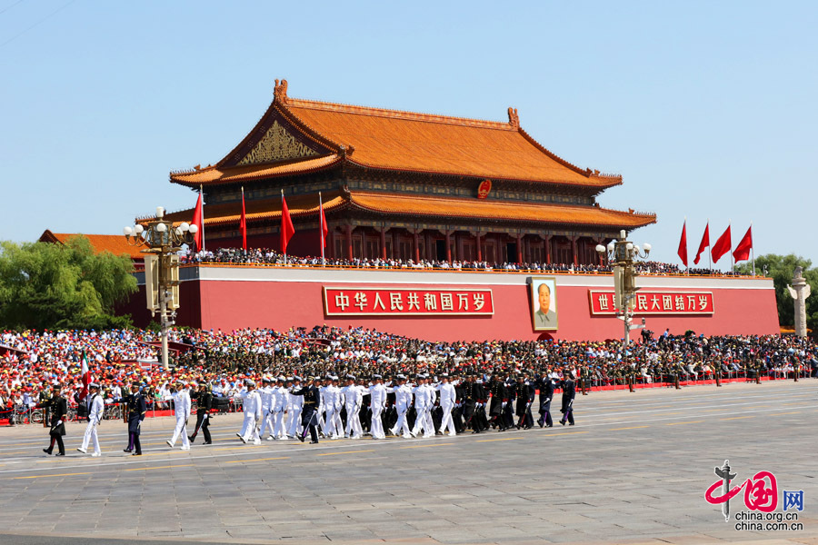  9月3日，中國(guó)人民抗日戰(zhàn)爭(zhēng)暨世界反法西斯戰(zhàn)爭(zhēng)勝利70周年紀(jì)念大會(huì)在北京隆重舉行，有11個(gè)國(guó)家派方隊(duì)、6個(gè)國(guó)家派代表隊(duì)來(lái)華參加閱兵。圖為墨西哥武裝力量方隊(duì)通過(guò)天安門(mén)廣場(chǎng)。中國(guó)網(wǎng)記者 董寧攝