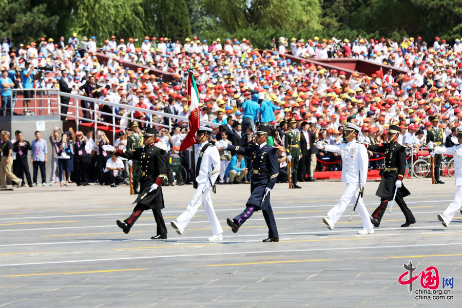 9月3日，中國(guó)人民抗日戰(zhàn)爭(zhēng)暨世界反法西斯戰(zhàn)爭(zhēng)勝利70周年紀(jì)念大會(huì)在北京隆重舉行，有11個(gè)國(guó)家派方隊(duì)、6個(gè)國(guó)家派代表隊(duì)來(lái)華參加閱兵。圖為墨西哥武裝力量方隊(duì)通過(guò)天安門廣場(chǎng)。中國(guó)網(wǎng)記者 董寧攝