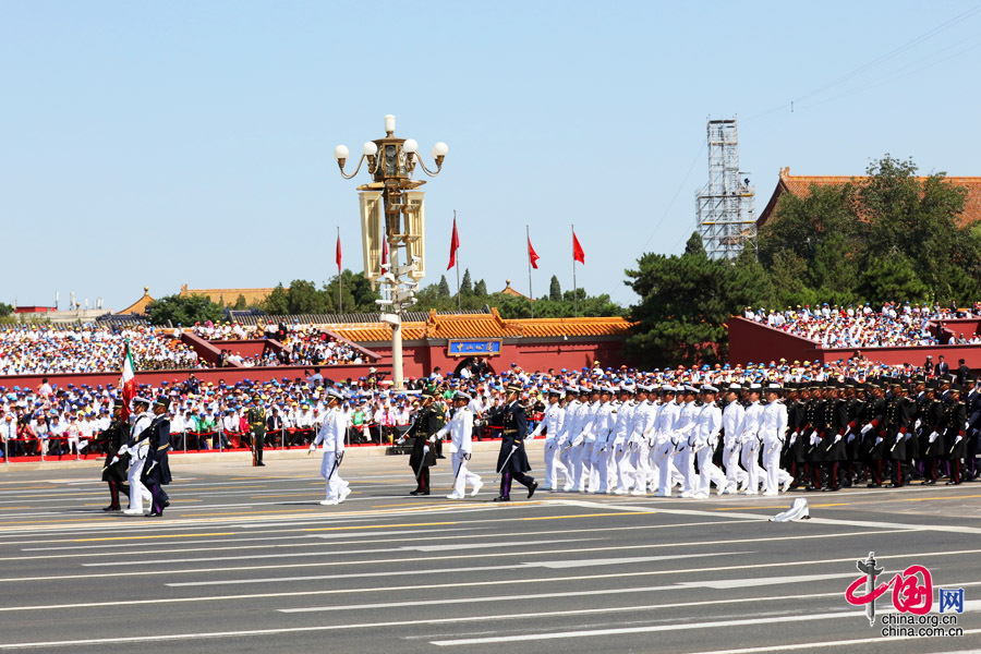 9月3日，中國(guó)人民抗日戰(zhàn)爭(zhēng)暨世界反法西斯戰(zhàn)爭(zhēng)勝利70周年紀(jì)念大會(huì)在北京隆重舉行，有11個(gè)國(guó)家派方隊(duì)、6個(gè)國(guó)家派代表隊(duì)來華參加閱兵。圖為墨西哥武裝力量方隊(duì)通過天安門廣場(chǎng)。中國(guó)網(wǎng)記者 董寧攝