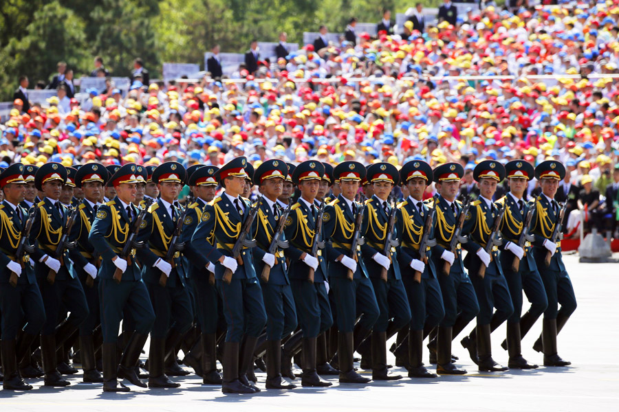  9月3日，中國(guó)人民抗日戰(zhàn)爭(zhēng)暨世界反法西斯戰(zhàn)爭(zhēng)勝利70周年紀(jì)念大會(huì)在北京隆重舉行，有11個(gè)國(guó)家派方隊(duì)、6個(gè)國(guó)家派代表隊(duì)來華參加閱兵。圖為塔吉克斯坦武裝力量方隊(duì)通過天安門廣場(chǎng)。中國(guó)網(wǎng)記者 楊佳攝