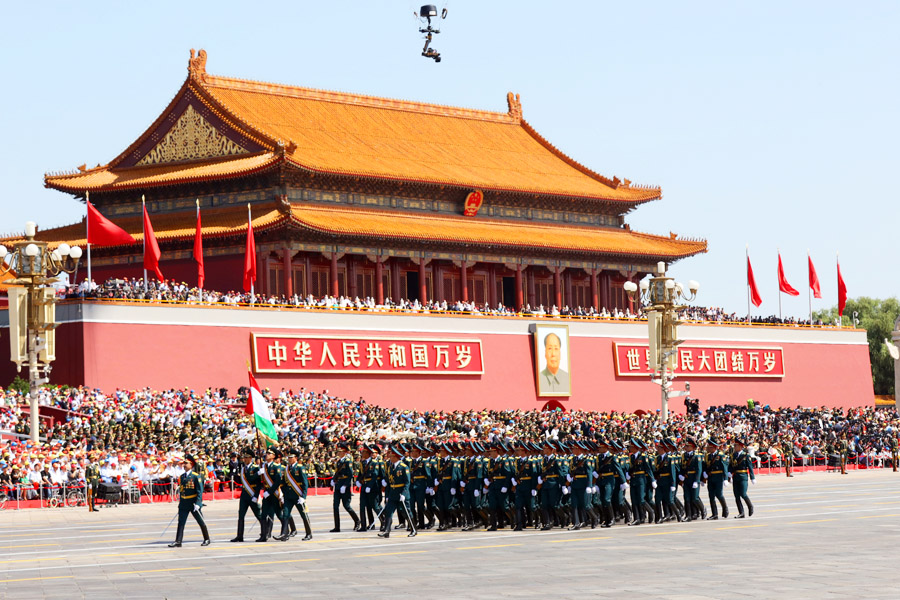  9月3日，中國人民抗日戰(zhàn)爭暨世界反法西斯戰(zhàn)爭勝利70周年紀(jì)念大會在北京隆重舉行，有11個國家派方隊、6個國家派代表隊來華參加閱兵。圖為塔吉克斯坦武裝力量方隊通過天安門廣場。中國網(wǎng)記者 董寧攝