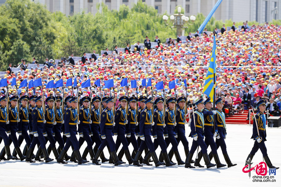 9月3日，中國(guó)人民抗日戰(zhàn)爭(zhēng)暨世界反法西斯戰(zhàn)爭(zhēng)勝利70周年紀(jì)念大會(huì)在北京隆重舉行，有11個(gè)國(guó)家派方隊(duì)、6個(gè)國(guó)家派代表隊(duì)來華參加閱兵。圖為俄羅斯聯(lián)邦武裝力量方隊(duì)通過天安門廣場(chǎng)